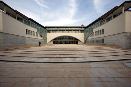 vue du parvis du palais de justice de Besanon